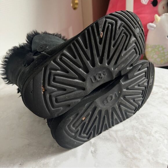 UGG Kid’s Button Bailey Boots - Picture 5 of 7